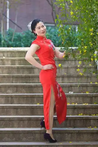 俏月华丽,旗袍女人 - 美篇