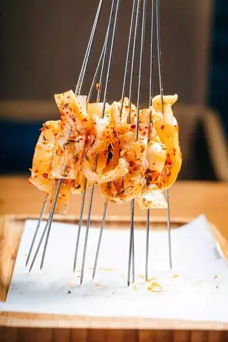 这手烤筋皮必须得趁热吃,刚烤出来的筋皮软弹有嚼劲,是这桌最先崩抢