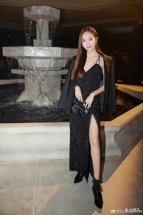 1月28日,著名女星郑秀妍在微博分享巴黎时装周看秀造型图,魅力十足.