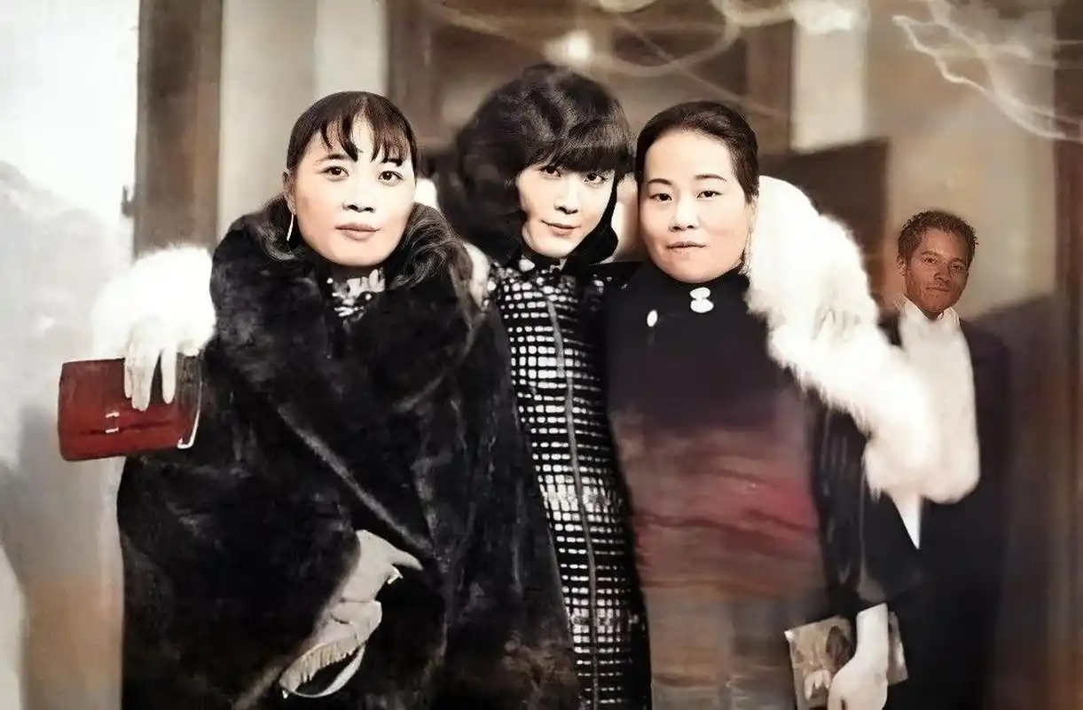 照片中,于凤至不仅搂着宋氏姐妹的肩膀,她的表情也相当有气势.