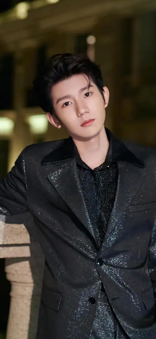 王源时尚潮流写真手机壁纸