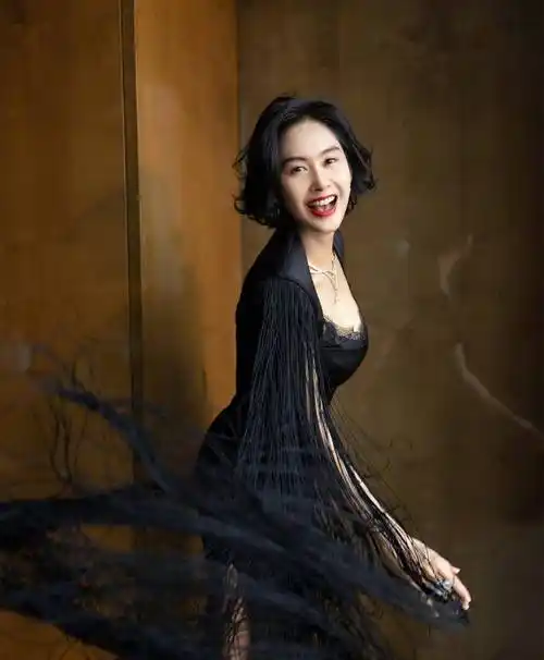 紫霞仙子朱茵近照,哪吒头好减龄,你敢相信朱茵50岁了?