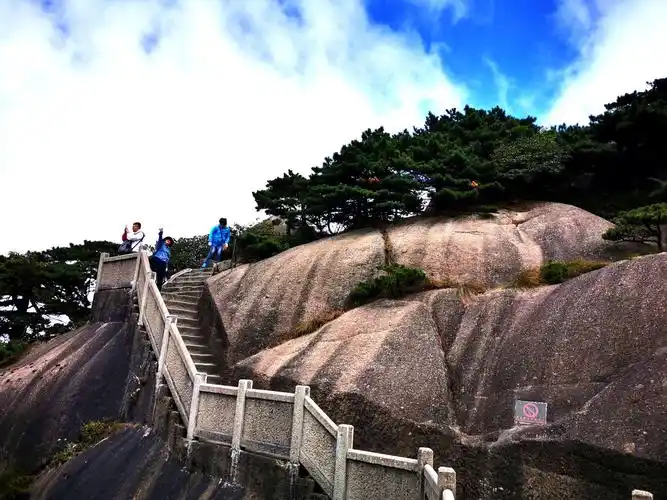 黄山最高峰莲花峰1864米,我们终于爬上来了,站在最高峰,四处眺望,四个