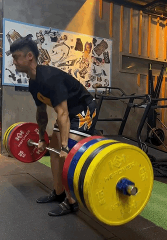 蒋劲夫的体脂率目测在8%左右最能展现低体脂的就是六块腹肌