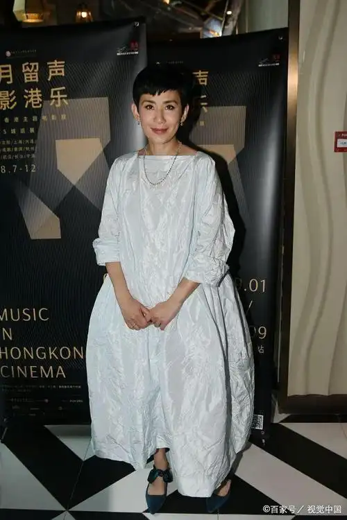 吴君如穿出50 女人想要的年轻感,白色娃娃裙搭短发,优雅减龄