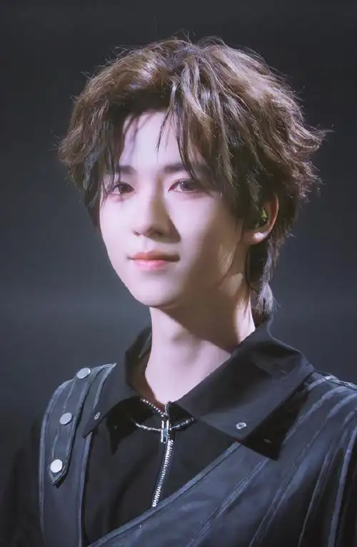 原图无水印~希望贺峻霖和霖妹们每天都能有好心情啦