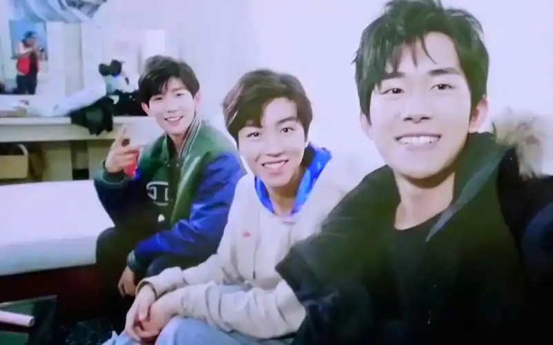 【tfboys】高清自拍放出来啊啊啊!王俊凯王源易烊千玺互相分享超有爱!