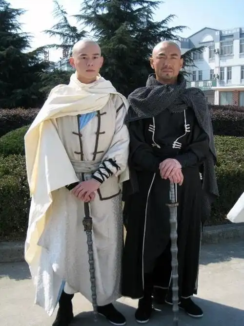 同为胞胎兄弟裘千丈与裘千仞差距真大