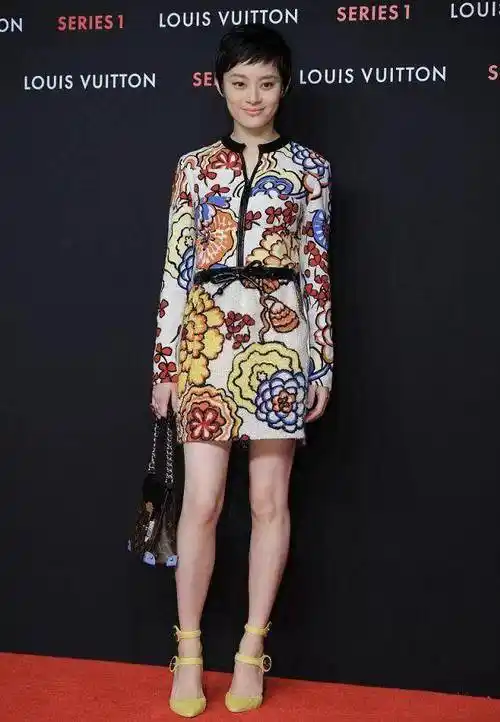 虽然"孙俪"个子不高,但是穿着印花裙加上筷子腿高跟鞋还是很吸睛的