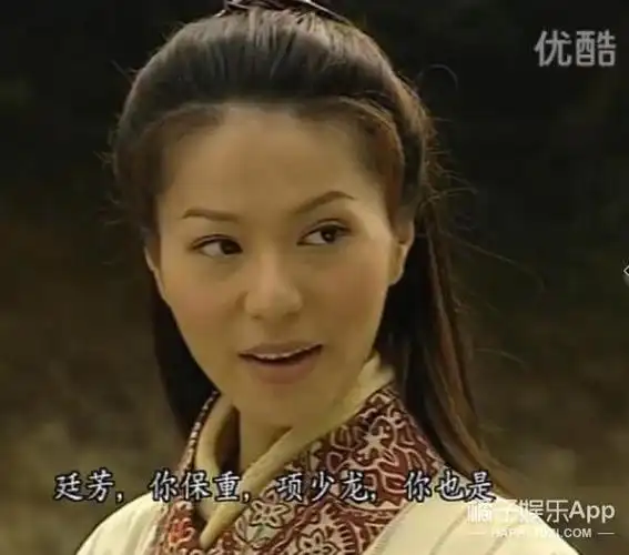 演员名叫滕丽名,是香港无线电视演员,她的代表作《陀枪师姐》应该