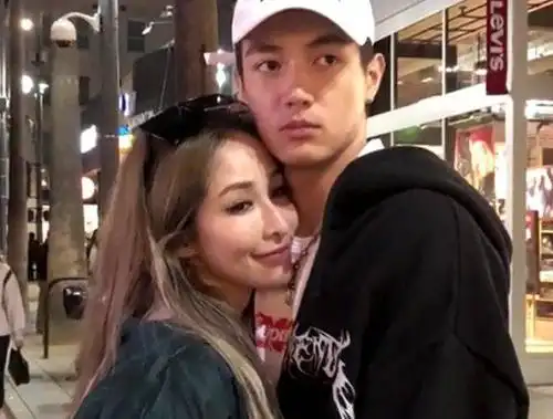 萧亚轩素颜夜会小16岁帅气男友自曝不想太快结婚