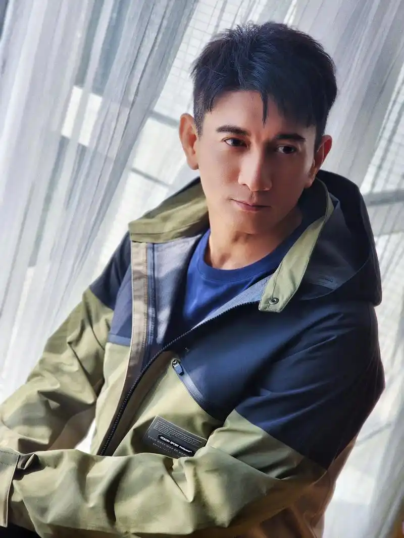 吴奇隆近照帅的一批,50岁的男人仍似当初少年