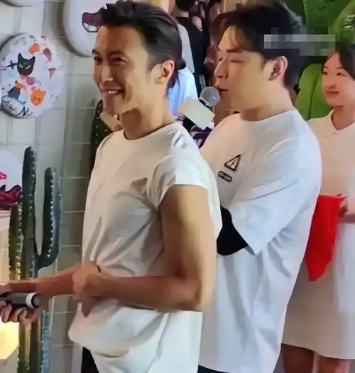 41岁张柏芝机场被偶遇,面憔悴发际线高状态差,谢霆锋现身超开心_网友