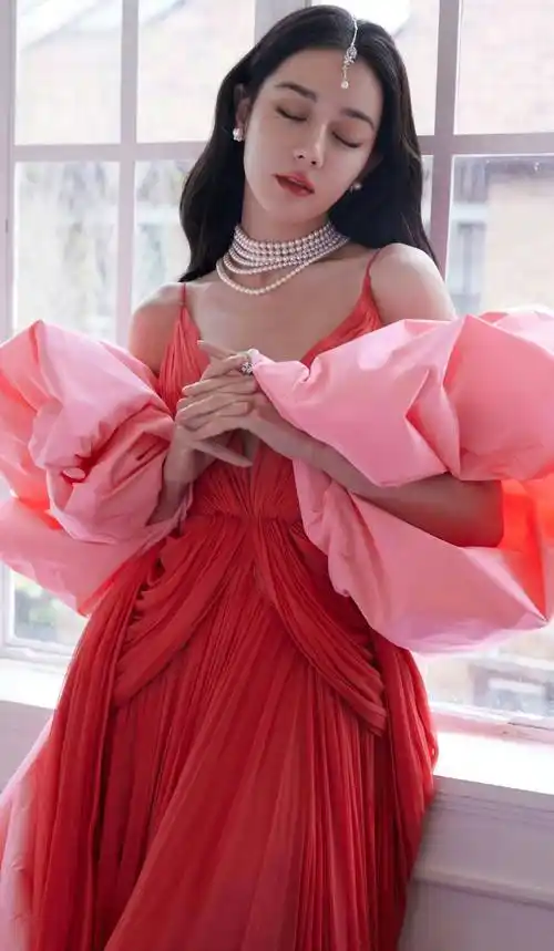 迪丽热巴真有公主范,穿泡泡袖红裙戴6层珍珠项链,甜美又贵气