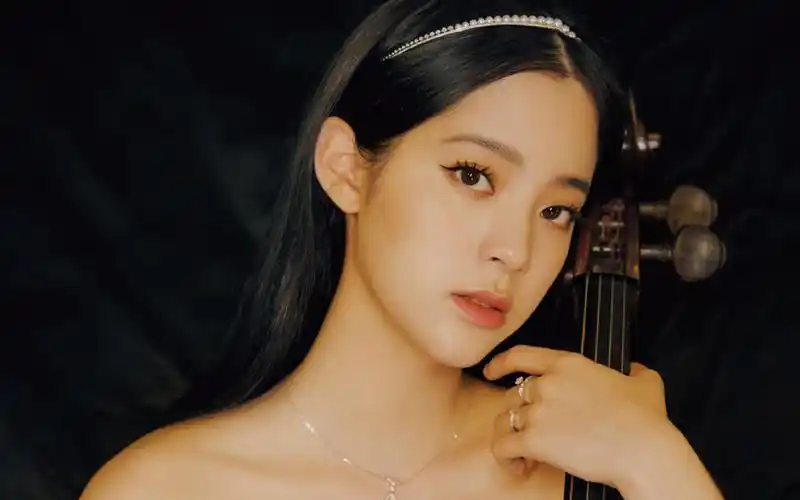 欧阳娜娜性感典雅写真桌面壁纸