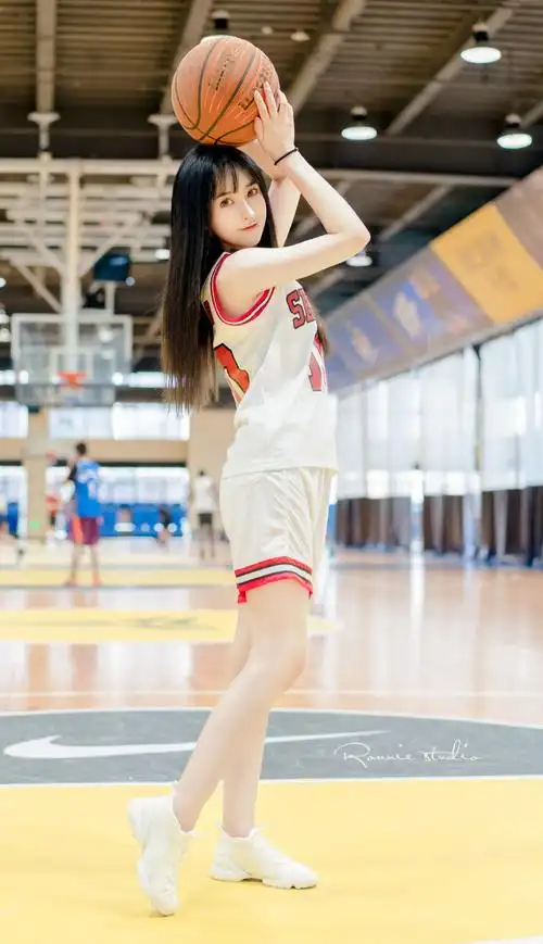 超甜美篮球服美女白皙美腿性感写真图片