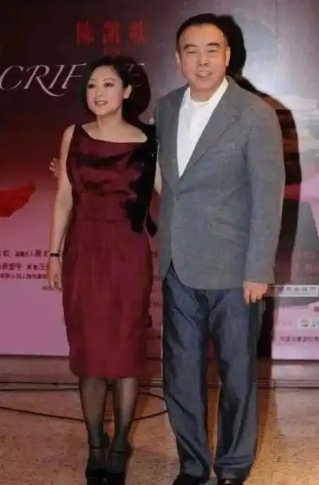 当倪萍和陈红同穿黑色长裙的那一刻,终于明白陈凯歌当初的选择了_红色