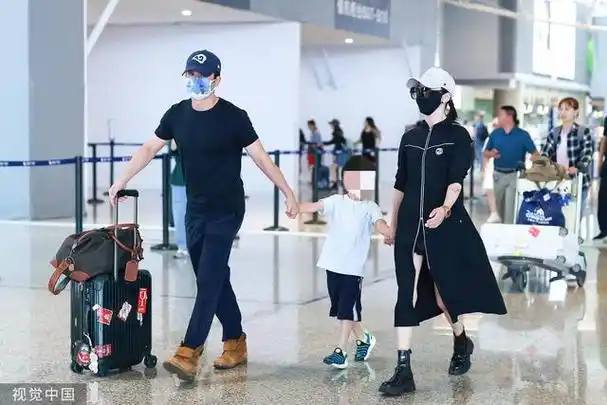 吴京谢楠带儿子现身机场,一家三口手牵手幸福一家人!