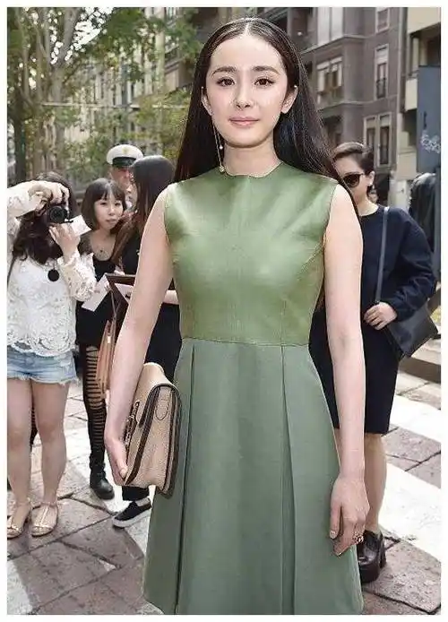 原创杨幂大翻车虽腿长有料又性感但穿错连衣裙照样显胖10斤