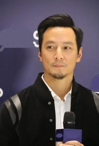 吴彦祖出席活动被偶遇,留小胡子造型man爆了