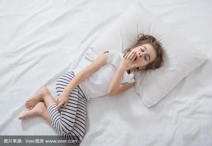 可爱的长头发小女孩睡在床上.