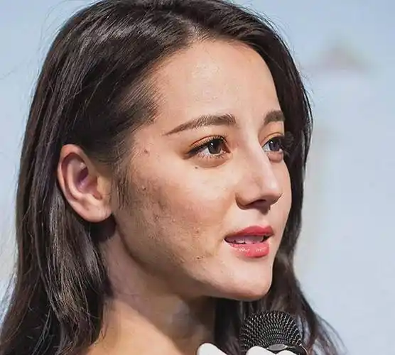 迪丽热巴素颜长这样,综艺下滤镜全无,这样你还喜欢吗?