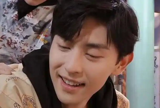 邓伦接受拔罐惩罚,看到白美皮肤,最后变成了啥样,粉丝心疼了!