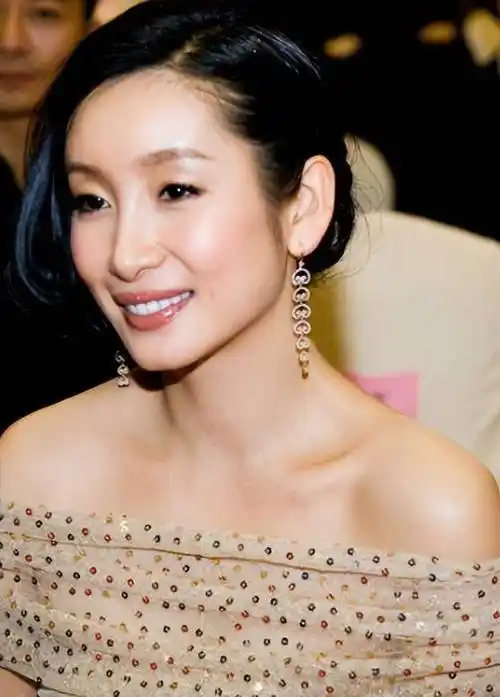 为此,秦海璐为自己的单眼皮怒投两百万保险.