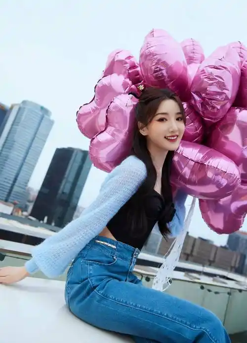 照片中,毛晓彤身穿黑色吊带装,露出精致锁骨,性感撩人.