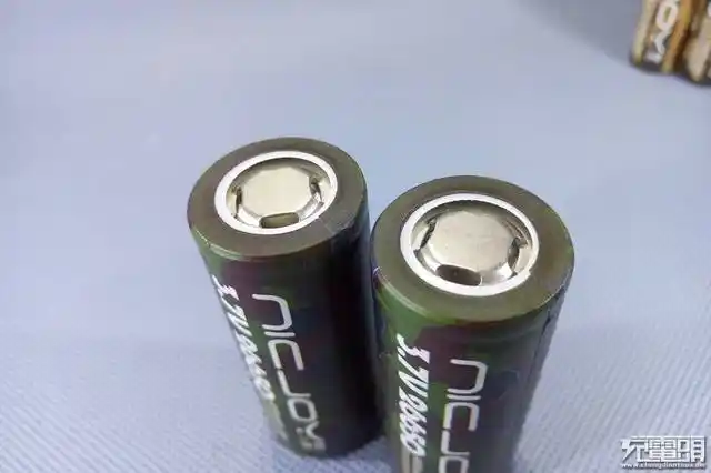 正负极封皮均非常贴合. 下面再来看看电池的称重情况