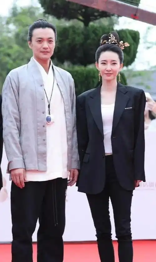 王丽坤穿普通礼裙却翻车了在肩膀下露两个洞挤出肉好媚俗