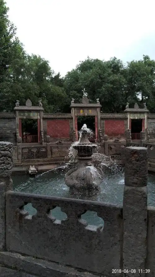 图片中进入大门后可以看到照片中的水池叫做泮池,这是古代孔庙特有的