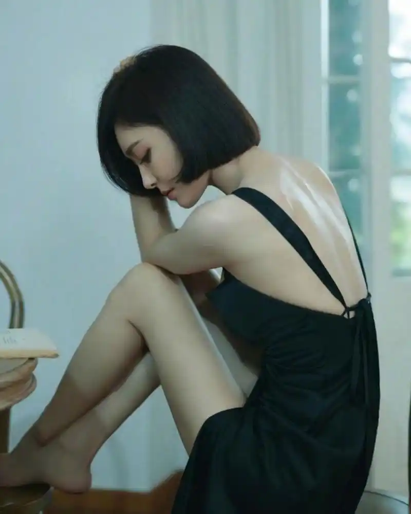 43岁秦岚最新美照,这颜值这身材,斯哈斯哈 富察皇后秦岚最新美照释出