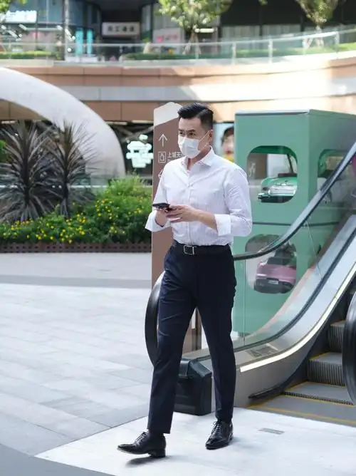 的完成工作任务～-今天穿搭蛮简单,八字领的白色竖条纹搭配深蓝色西裤