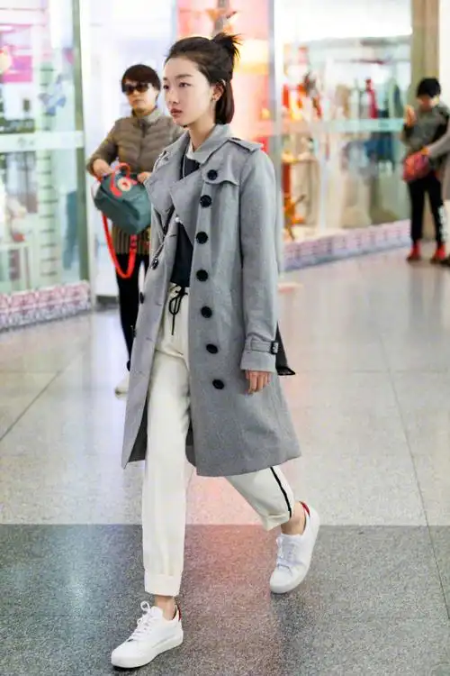 周冬雨时尚炫酷机场街拍图片_明星_美桌图片库