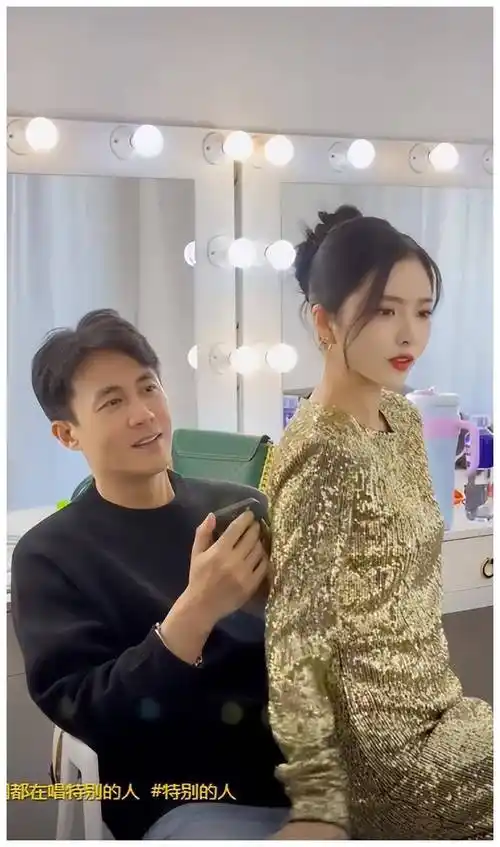 王灿晒与老公秀恩爱视频,遭网友质疑:肢体动作感觉杜淳内心抗拒_老婆