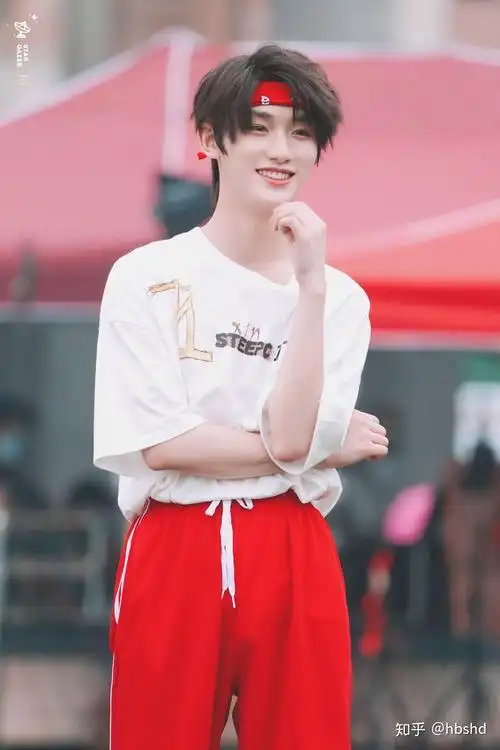 可以给我安利一些丁程鑫绝美照片吗