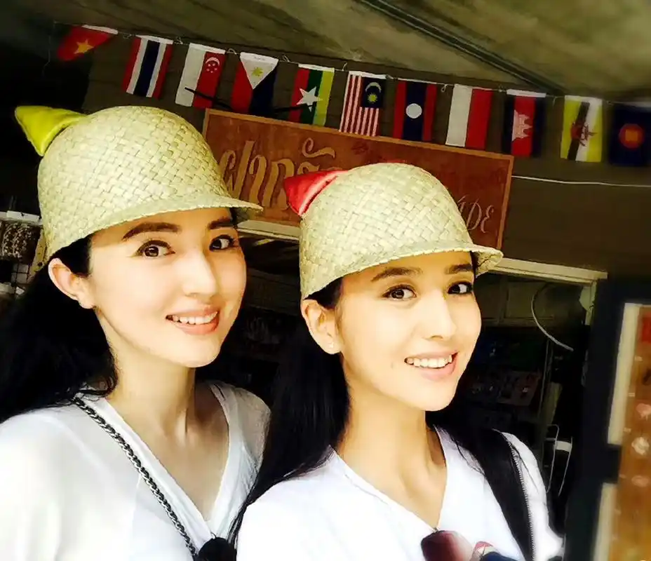 佟丽娅和董璇的合照,好像双胞胎姐妹,两个人状态非常的好,皮肤白皙,给