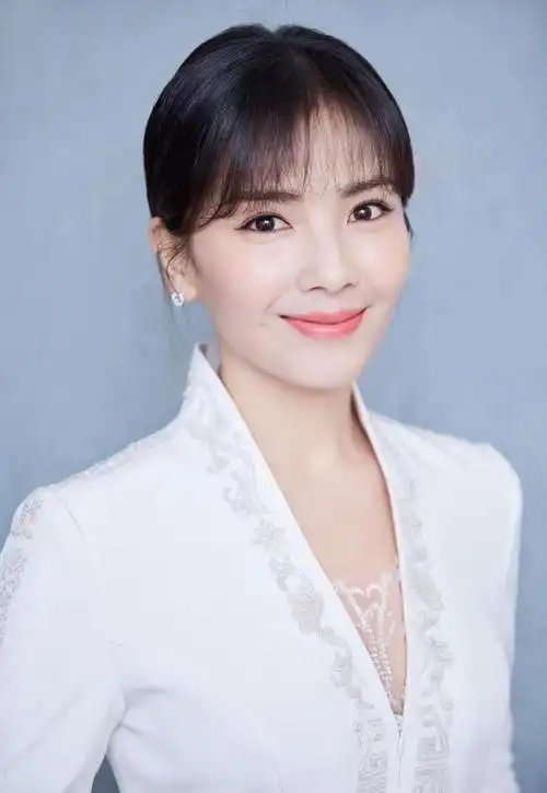 被刘涛惊艳到了将短发扎着更清纯了穿白色连衣裙减龄了十来岁