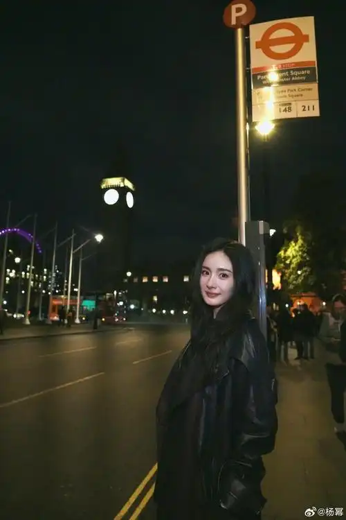 杨幂又来分享生活照了,这次晒了海和椰树林,真的好有生活气息