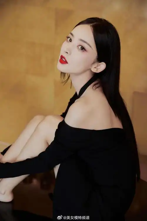 古力娜扎穿一字肩抹胸裙秀白皙天鹅颈