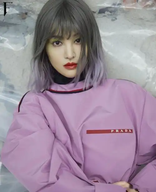 郑爽 x@郑爽灰紫色渐变短发 @郑爽 灰紫色渐变短发酷飒十足[得意]!