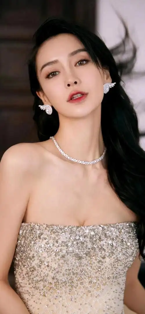 后来知道了她是一个平面模特,不仅风格多样,时尚感强烈和前卫,有突出