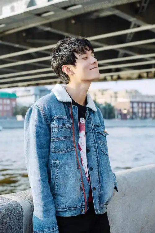 张超俄罗斯街拍曝光 浪漫氛围令人心动