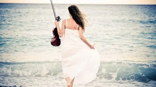 小提琴美女海边唯美意境写真