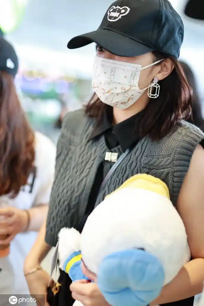 宋雨琦头戴鸭舌帽口罩遮面低调现身机场