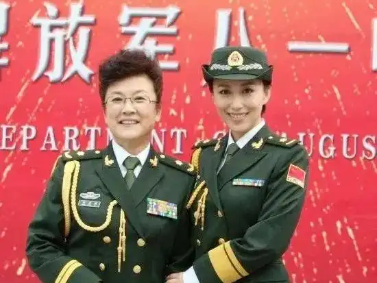 宋春丽真是穿军装最美的女星,从年轻到满头白发,都那么朴素大方