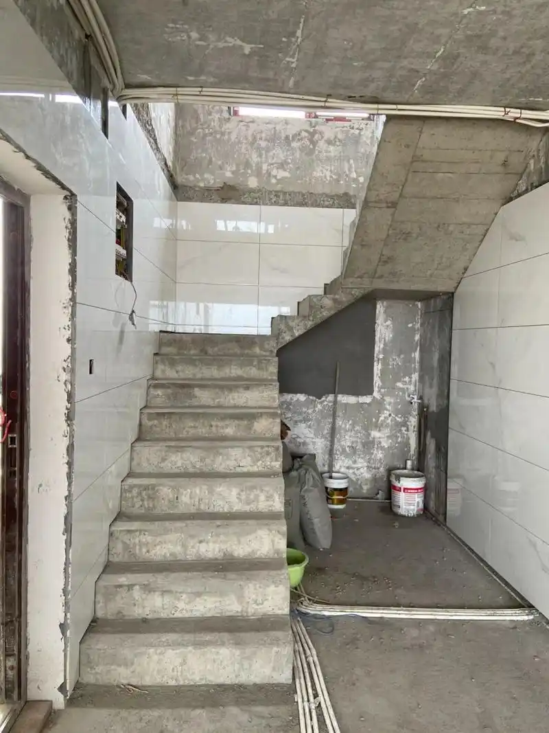 楼梯铺大理石还是瓷砖?