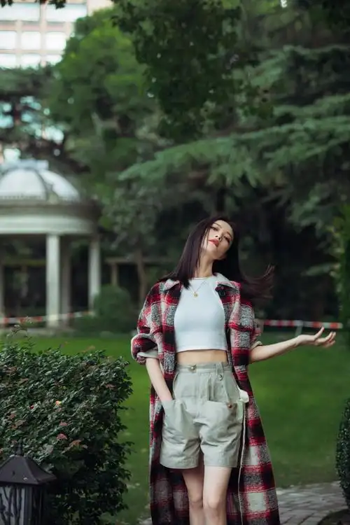 倪妮不愧是"换季女神",三大系列演绎10种搭配方式,时髦大气!