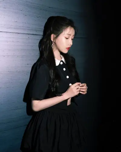 姜贞羽俏皮黑色搭配写真图片19